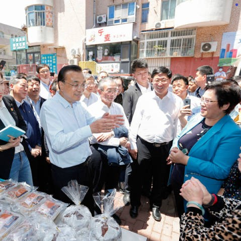 李克強(qiáng)稱贊地攤經(jīng)濟(jì)、小店經(jīng)濟(jì)：是人間的煙火，是中國的生機(jī)